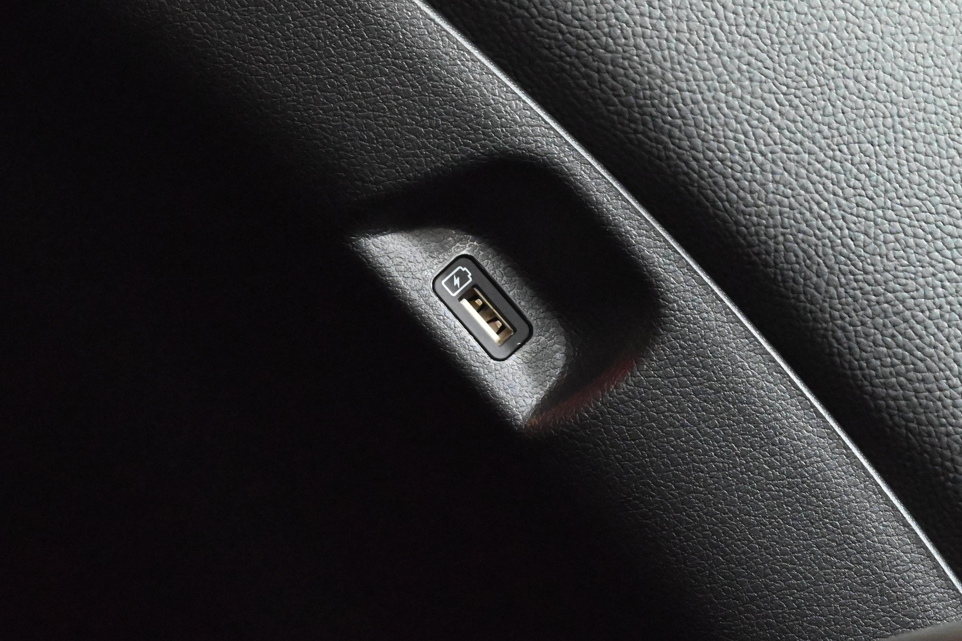 Charger USB Tipe A Di Sisi Jok Depan Hyundai Palisade