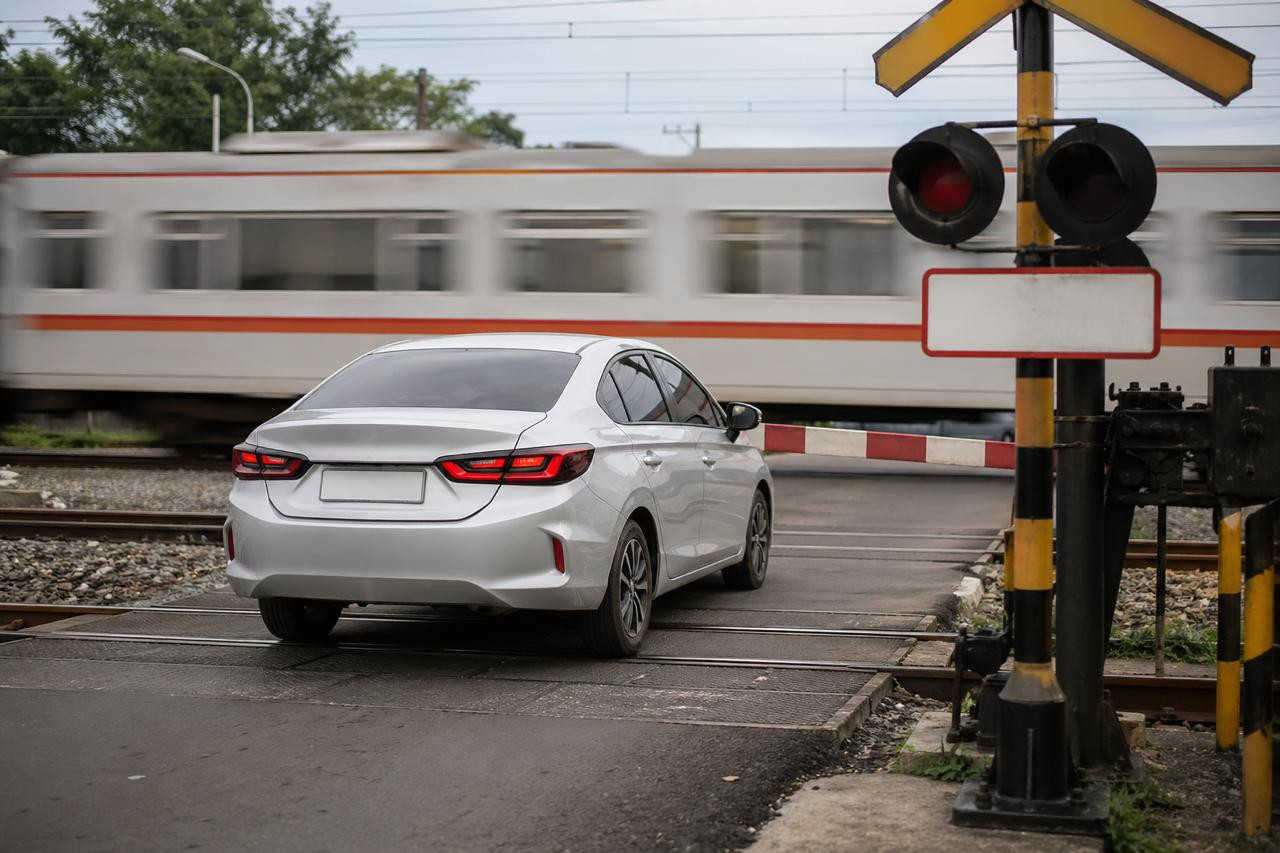 5 Aturan Emas Melintasi Rel Kereta, Belajar Dari Insiden Taksi Listrik Di Bekasi