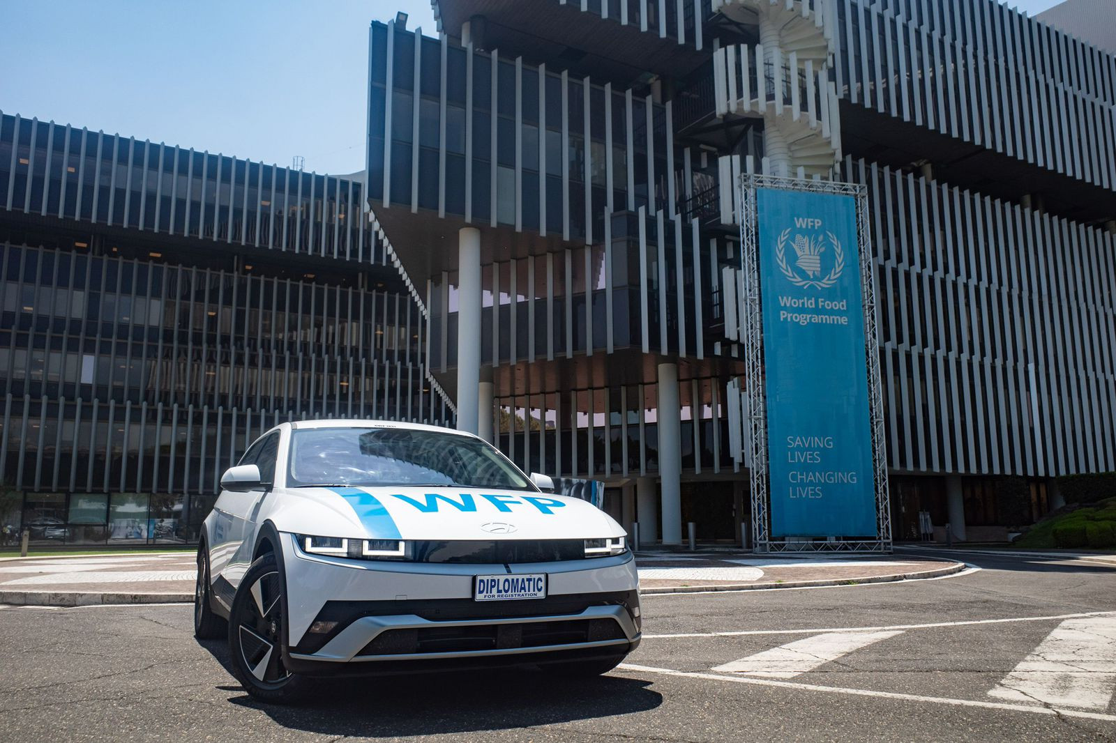 Dari Jalan Raya Ke Zona Bencana: Peran Hyundai IONIQ 5 Dalam Operasi Kemanusiaan