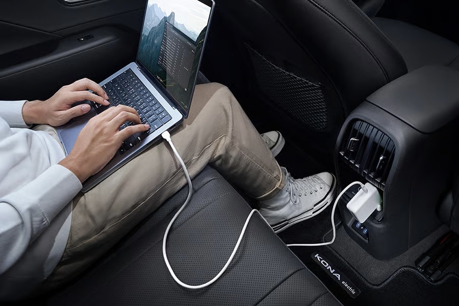 Colok Laptop Sampai Lampu Kemah? Semua Bisa Dari Dalam Hyundai KONA Electric