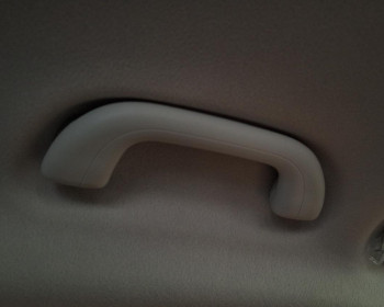 Ternyata Penting! Fungsi Hand Grip Mobil yang Sering Diremehkan