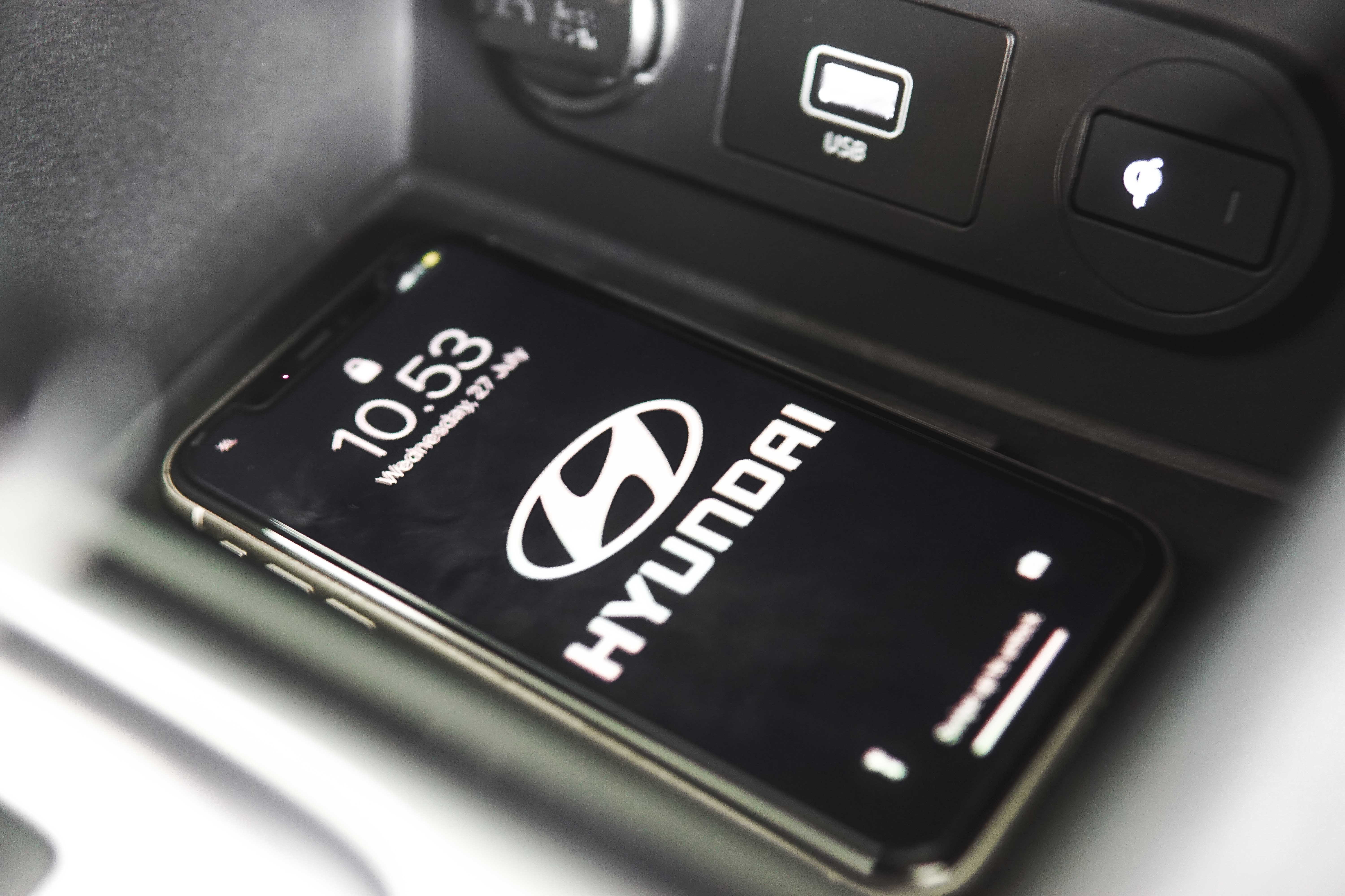 Wireless Charger Mobil Hyundai Untuk Smartphone