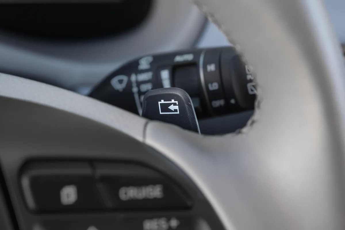 Mau Tahu Cara Mengemudi Tanpa Banyak Menginjak Rem?