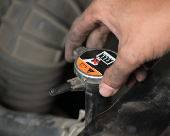 Radiator Panas Dibuka? Bukan Cuma Luka Bakar, Sistem Mesin Bisa Terganggu