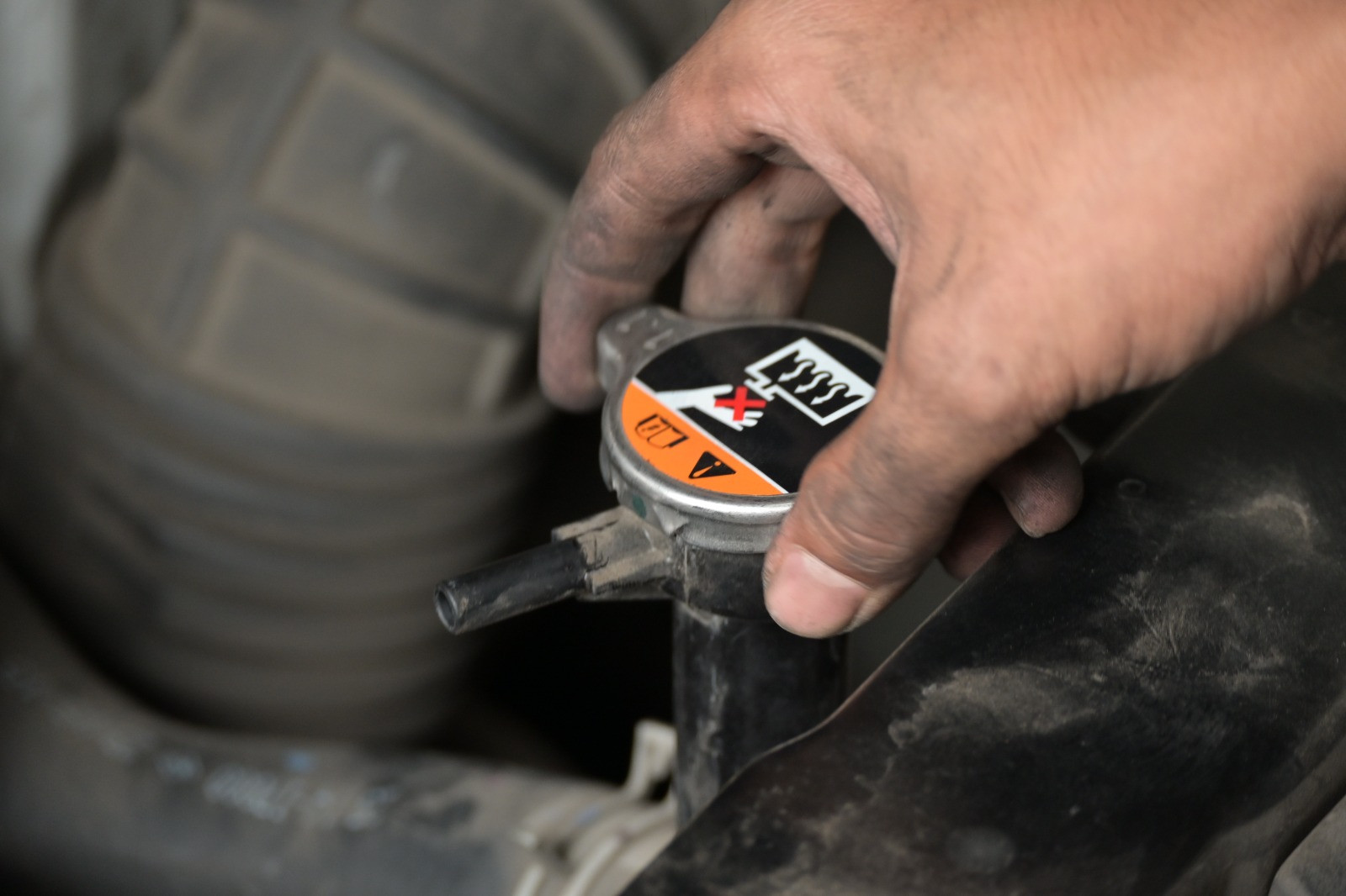 Radiator Panas Dibuka? Bukan Cuma Luka Bakar, Sistem Mesin Bisa Terganggu