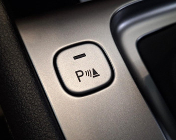 Parking Distance Warning (PDW): Fitur Penting Untuk Parkir Aman Di Jalanan Indonesia