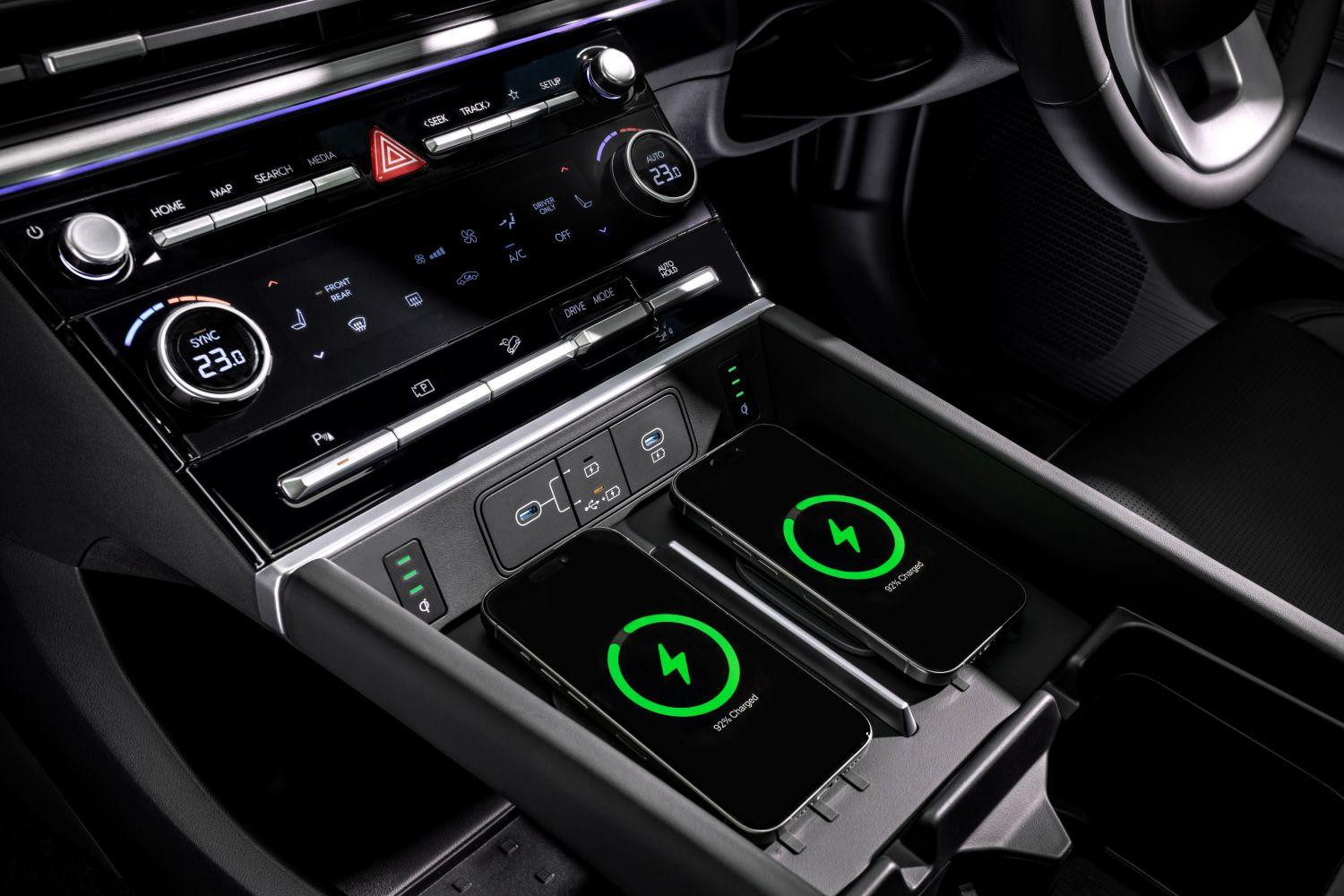 Satu Charger Sudah Tidak Cukup? Ini Alasan Hyundai Pakai Dual Charger