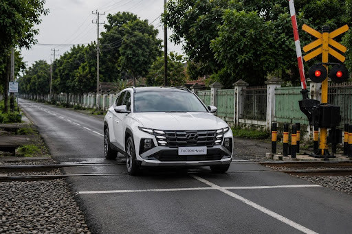 Mobil Hybrid Hyundai Aman Lewat Rel Kereta Api? Ini Penjelasan dan Tipsnya