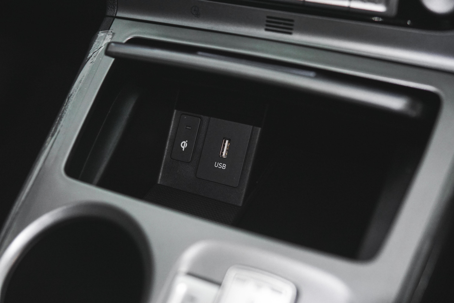 Praktisnya Wireless Charging Hyundai Kona Electric Hyundai Mobil