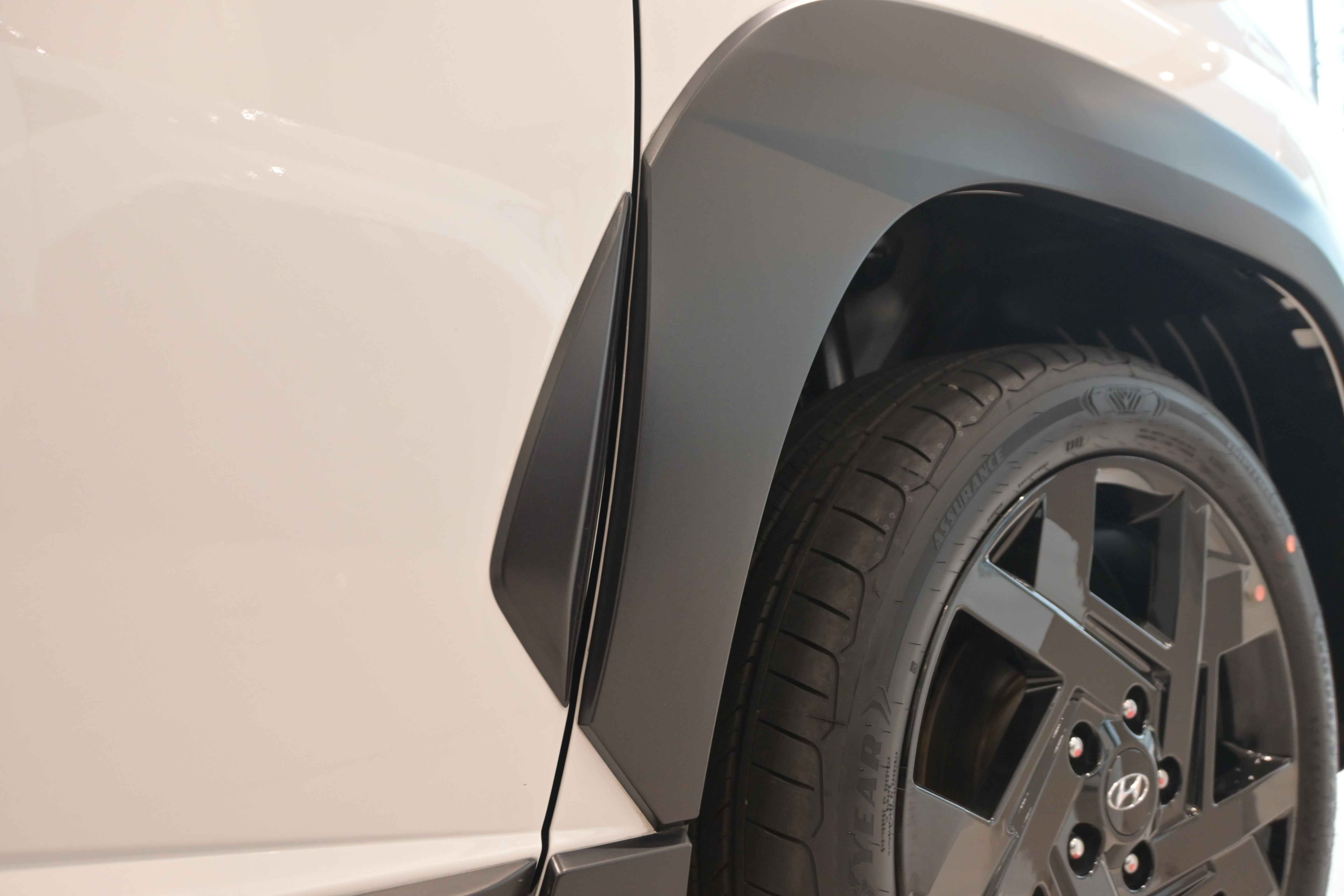 Mengapa Hyundai STARGAZER X Memiliki Ornamen Hitam Di Sekitar Roda?