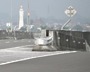 Mengapa Mobil Bisa Terguling Setelah Menabrak Pembatas Jalan?