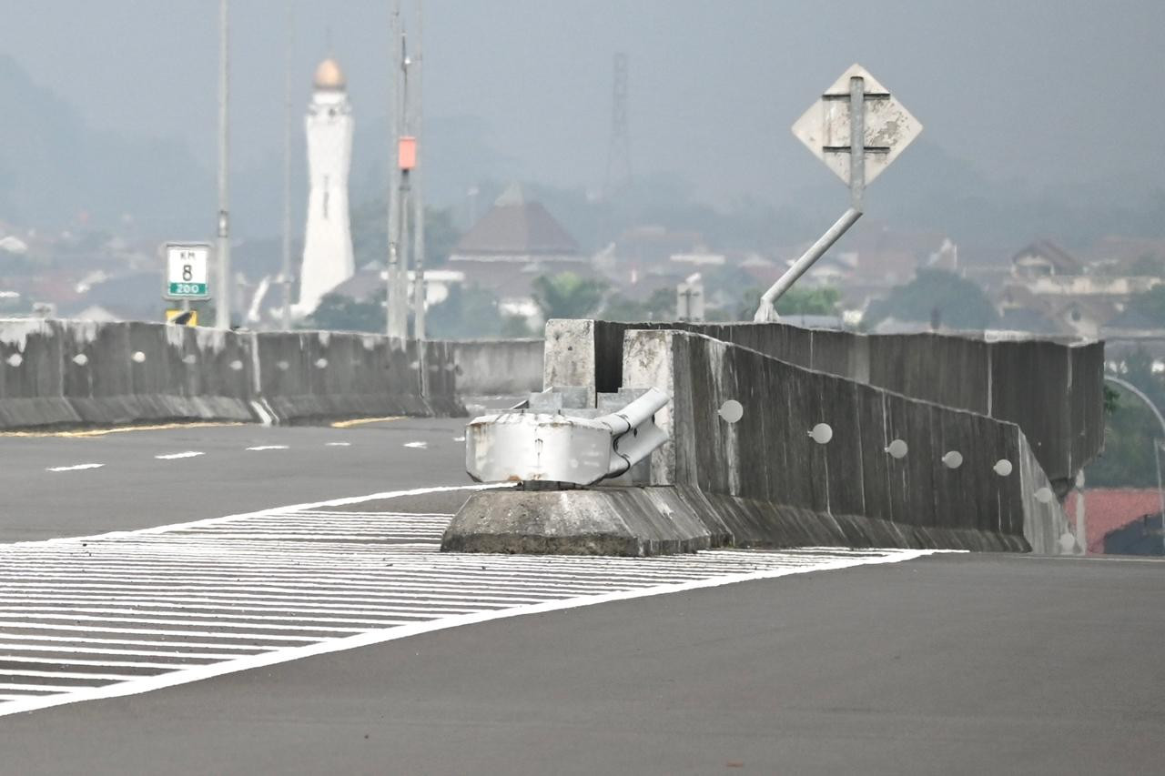 Mengapa Mobil Bisa Terguling Setelah Menabrak Pembatas Jalan?